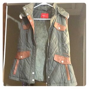 Army green vest with detachable hood